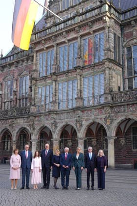 Unification Day celebrations in Bremen: Group photo of Chancellor Friedrich Merz (CDU) with his wife Charlotte, together with Andreas Bovenschulte, President o