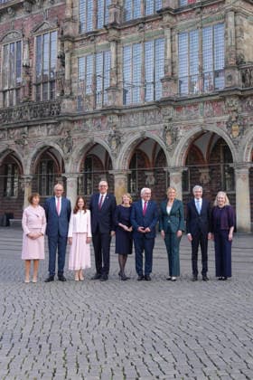 Unification Day celebrations in Bremen: Group photo of Chancellor Friedrich Merz (CDU) with his wife Charlotte, together with Andreas Bovenschulte, President o