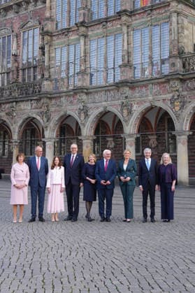 Unification Day celebrations in Bremen: Group photo of Chancellor Friedrich Merz (CDU) with his wife Charlotte, together with Andreas Bovenschulte, President o