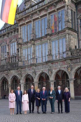 Unification Day celebrations in Bremen: Group photo of Chancellor Friedrich Merz (CDU) with his wife Charlotte, together with Andreas Bovenschulte, President o