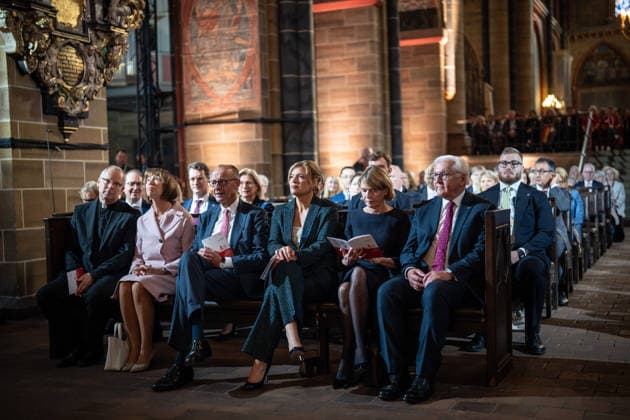 Ecumenical Service at St. Petri Cathedral: Hubertus van Megen, Apostolic Nuncio to Germany; Charlotte Merz, wife of Friedrich Merz; Friedrich Merz, Federal Chancellor; Julia Klöckner, President of the Bundestag; Elke Büdenbinder, wife of Frank-Walter Steinmeier; Frank-Walter Steinmeier