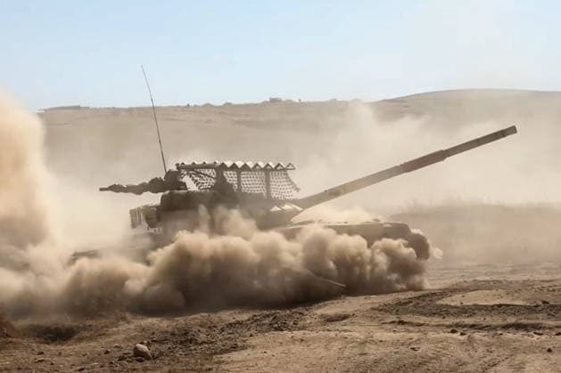 TAJIKISTAN - OCTOBER 3, 2026: Russian tank crews destroy a simulated enemy during the Tsentr Centre 2026 military exercise held at the Lyaur training ground. Video screen grab. Best quality available Tajikistan - ZUMAt113 20261003_zaa_t113_008 Copyright: xRussianxDefencexMinistryx