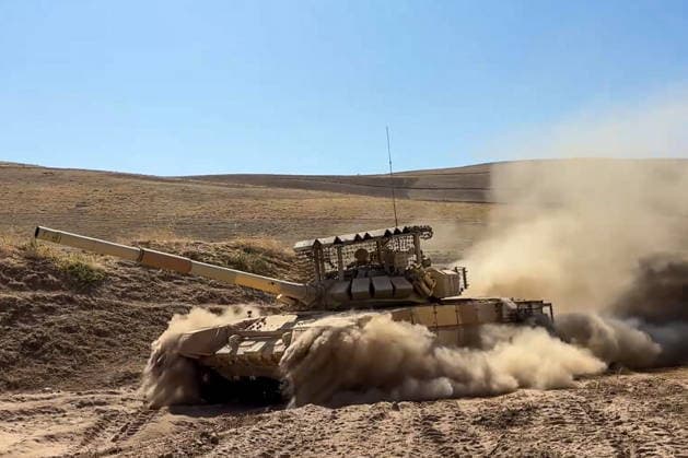TAJIKISTAN - OCTOBER 3, 2026: Russian tank crews destroy a simulated enemy during the Tsentr Centre 2026 military exercise held at the Lyaur training ground. Video screen grab. Best quality available Tajikistan - ZUMAt113 20261003_zaa_t113_003 Copyright: xRussianxDefencexMinistryx