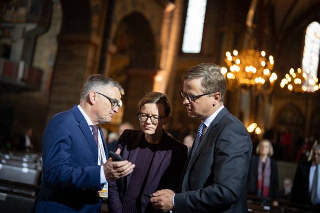 Ecumenical service at St. Petri Cathedral: Carsten Linnemann, Federal Minister of Health, in conversation with government spokesperson Stefan Kornelius and Mira Schlüter, Carsten Linnemann’s chief of staff. Official central celebrations for German Unity Day 2026 in Bremen, Bremen, Germany, downtown