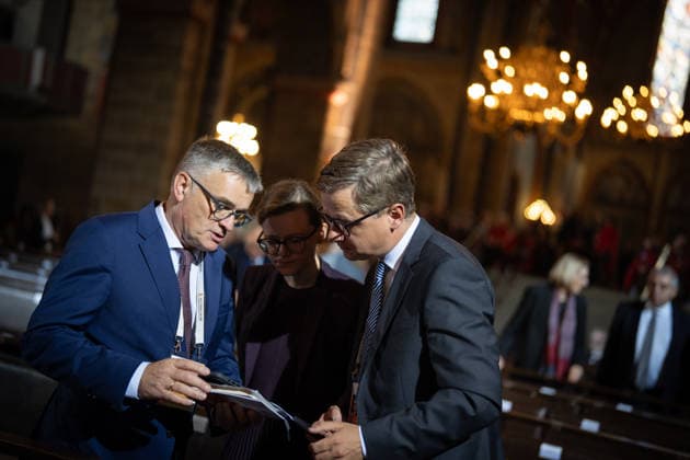 Ecumenical service at St. Petri Cathedral: Carsten Linnemann, Federal Minister of Health, in conversation with government spokesperson Stefan Kornelius and Mira Schlüter, Carsten Linnemann’s chief of staff. Official central celebrations for German Unity Day 2026 in Bremen, Bremen, Germany, downtown