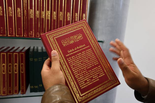 Open Mosque Day in Germany Open Mosque Day in Germany. A member shows a book in the mosque Bait ur Rehman Moschee in Nuremberg, Germany . October 03rd , 2026 Photo by Davide Elias Copyright: xDavidexEliasx