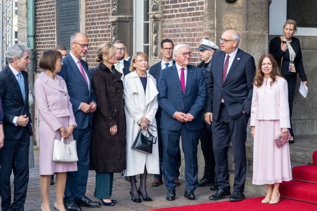 Feiern Tag der Dt. Einheit in Bremen - Feierlichkeiten zum Tag der Deutschen Einheit 2026, Bremen, 03.10.2026 Bremen Bremen, Deutschland, 03.10.26: Feiern Tag der Dt. Einheit in Bremen im Marktplatz, Rathaus am 03.10.2026 in Bremen, Deutschland. (Foto von Axel Kaste) Bundeskanzler Friedrich Merz (CDU) mit Ehefrau Charlotte, gemeinsam mit Andreas Bovenschulte Praesident des Bundesrates, Bremer Bürgermeister und seiner Ehefrau Kerstin, Bundespraesident Frank-Walter Steinmeier gemeinsam mit Ehefrau Elke Buedenbender, sowie Bundestagspraesidentin Julia Kloeckner und Stephan Harbarth Praesident des Bundesverfassungsgerichts mit Ehefrau Elke Brunnemer beim gemeinsamen Gruppenfoto auf dem Marktplatz in Bremen zu den Bremen Deutschland Bremen Ma Tag d. Dt. Einheit 3.10.26 LR-1054