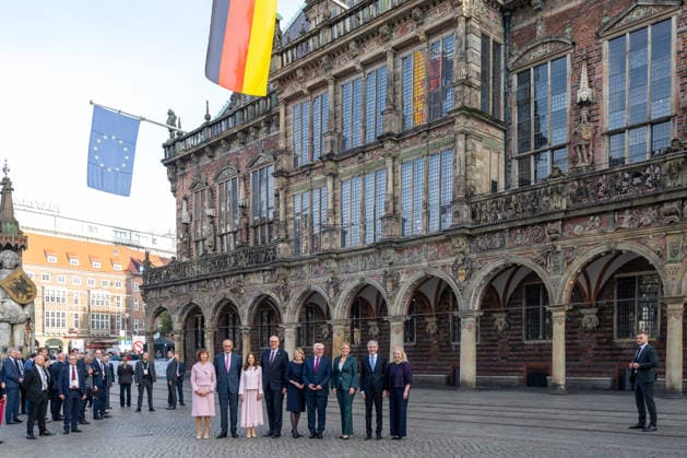 Feiern Tag der Dt. Einheit in Bremen - Feierlichkeiten zum Tag der Deutschen Einheit 2026, Bremen, 03.10.2026 Bremen Bremen, Deutschland, 03.10.26: Feiern Tag der Dt. Einheit in Bremen im Marktplatz, Rathaus am 03.10.2026 in Bremen, Deutschland. (Foto von Axel Kaste) Bundeskanzler Friedrich Merz (CDU) mit Ehefrau Charlotte, gemeinsam mit Andreas Bovenschulte Praesident des Bundesrates, Bremer Bürgermeister und seiner Ehefrau Kerstin, Bundespraesident Frank-Walter Steinmeier gemeinsam mit Ehefrau Elke Buedenbender, sowie Bundestagspraesidentin Julia Kloeckner und Stephan Harbarth Praesident des Bundesverfassungsgerichts mit Ehefrau Elke Brunnemer beim gemeinsamen Gruppenfoto auf dem Marktplatz vor dem Bremer Rathaus in Bremen zu den Breme Tag d. Dt. Einheit 3.10.26 LR-1103