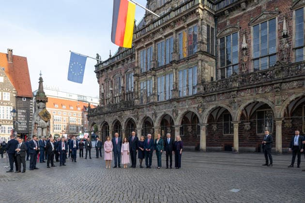 Feiern Tag der Dt. Einheit in Bremen - Feierlichkeiten zum Tag der Deutschen Einheit 2026, Bremen, 03.10.2026 Bremen Bremen, Deutschland, 03.10.26: Feiern Tag der Dt. Einheit in Bremen im Marktplatz, Rathaus am 03.10.2026 in Bremen, Deutschland. (Foto von Axel Kaste) Bundeskanzler Friedrich Merz (CDU) mit Ehefrau Charlotte, gemeinsam mit Andreas Bovenschulte Praesident des Bundesrates, Bremer Bürgermeister und seiner Ehefrau Kerstin, Bundespraesident Frank-Walter Steinmeier gemeinsam mit Ehefrau Elke Buedenbender, sowie Bundestagspraesidentin Julia Kloeckner und Stephan Harbarth Praesident des Bundesverfassungsgerichts mit Ehefrau Elke Brunnemer beim gemeinsamen Gruppenfoto auf dem Marktplatz vor dem Bremer Rathaus in Bremen zu den Breme Tag d. Dt. Einheit 3.10.26 LR-1105