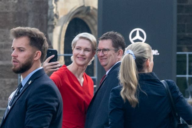 Celebrating German Unity Day in Bremen: German Unity Day 2026 celebrations, Bremen, October 3, 2026, Bremen, Germany, October 3, 2026 Celebrating German Unity Day in Bremen at the Market Square, City Hall on October 3, 2026, in Bremen, Germany Photo by Axel Kaste: Manuela Schwesig taking a selfie, Minister-President of Mecklenburg-Wester Tag d. Dt. Einheit 3.10.26 LR-1121