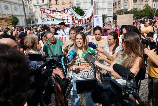Cádiz Takes to the Streets for Decent Housing Photo of the protest in Cádiz for decent housing, organized by the Tenants Union October 3, 2026, in Cádiz, Andalusia, Spain October 3, 2026 Cádiz Cádiz Spain  Copyright: xNachoxFradex 7817143