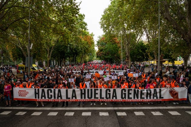 Housing Protest in Madrid: Numerous people hold a banner reading Toward a General Strike during the protest demanding a reduction in rental prices, on October 3, 2026, in Madrid, Spain. The Tenants’ Union organized the march to demand changes in housing policies and greater protection for renters. Prime Minister Pedro Sánchez, will spend the next few hours analyzing what happened yesterday, Friday, in Congress following the rejection of the two royal decrees on housing, and will be monitoring the public reaction in the streets to decide whether to ultimately call early general elections. OCTOBER 3, 2026, Madrid, Spain  Copyright: xMatiasxChiofalox 7817150