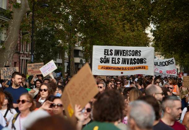 Protest organized by the Valencia Tenants Union: A large crowd gathered during a protest organized by the Valencia Tenants Union on October 3, 2026, in Valencia, Valencian Community, Spain. The union organized the march to demand changes in housing policies and greater protection for renters. Prime Minister Pedro Sánchez will spend the next few hours analyzing what happened yesterday, Friday, in Congress following the rejection of the two royal decrees on housing and will be monitoring the public reaction in the streets to decide whether to ultimately call early general elections. OCTOBER 3, 2026 Valencia, Valencian Community Valencia, Valencian Community, Spain Copyright: xEduardoxManzanax 7817161