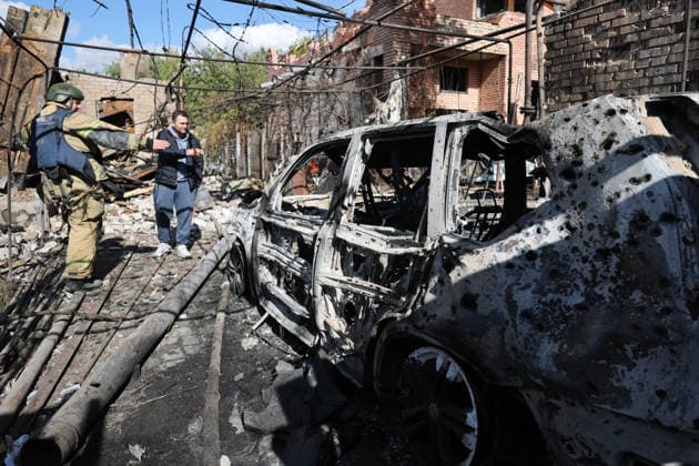 RUSSIA, DONETSK - OCTOBER 3, 2026: A house suffers damage from a drone strike on Donetsk s Kiyevsky District Donetsk Russia  - ZUMAt113 20261003_zaa_t113_029 Copyright: xDmitryxYagodkinx