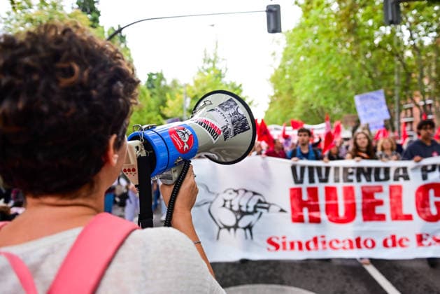 October 3, 2026, Madrid, Madrid, SPAIN: Demonstrators take part in a march for housing rights in Madrid, Spain. The mobilisation, called by the tenants unions, brings together columns departing from different parts of the city and converging at Cibeles. Protesters demand a 50% reduction in rents, indefinite rental contracts and the expropriation of housing owned by so-called vulture funds. The organisers are also calling for the movement to advance towards a general strike for housing. The demonstration follows the rejection by Spain s Congress of two government housing decrees the previous day. Madrid SPAIN - ZUMAz108 20261003_znp_z108_012 Copyright: xRichardxZubelzux