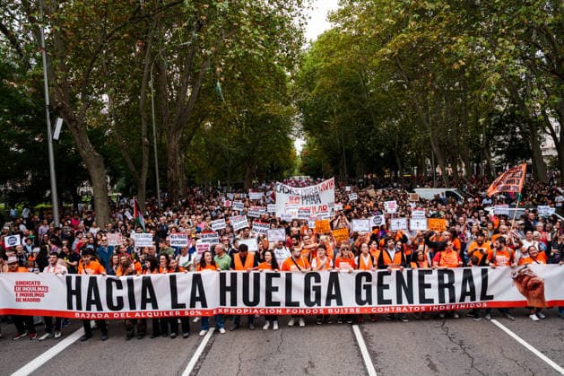 Housing Protest in Madrid: Numerous people hold a banner reading Toward a General Strike during the protest demanding a reduction in rental prices, on October 3, 2026, in Madrid, Spain. The Tenants’ Union organized the march to demand changes in housing policies and greater protection for renters. Prime Minister Pedro Sánchez, will spend the next few hours analyzing what happened yesterday, Friday, in Congress following the rejection of the two royal decrees on housing, and will be monitoring the public reaction in the streets to decide whether to ultimately call early general elections. OCTOBER 3, 2026, Madrid, Spain  Copyright: xMatiasxChiofalox 7817261