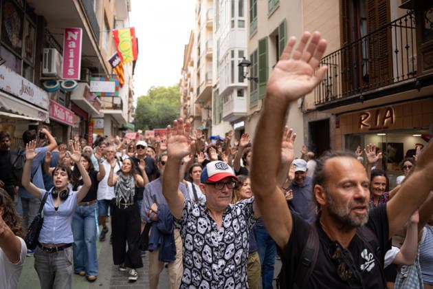 Housing Protest in Palma: A large crowd gathered during a protest to demand a reduction in housing rents on October 3, 2026, in Palma de Mallorca, Mallorca, Balearic Islands, Spain. The Tenants’ Union and PAH Mallorca (Platform of People Affected and Involved by Mortgages and Housing) have organized the march to demand changes in housing policies and greater protection for renters. Prime Minister Pedro Sánchez, will spend the next few hours analyzing what happened yesterday, Friday, in Congress following the rejection of the two royal decrees on housing, and will be monitoring the public reaction in the streets to decide whether to ultimately call early general elections. OCTOBER 3, 2026 Javier Ferná Palma de Mallorca, Mallorca, Isl Palma Copyright: xJavierxFernandezx 7817320