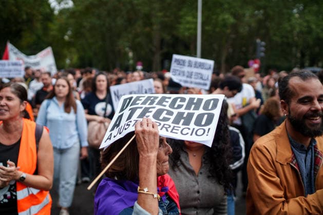 Housing Protest in Madrid A person holds a sign reading The Right to a Roof at a Fair Price during a protest calling for a reduction in housing rents, on October 3, 2026, in Madrid, Spain. The Tenants’ Union organized the march to demand changes in housing policies and greater protection for renters. Prime Minister Pedro Sánchez, will spend the next few hours analyzing what happened yesterday, Friday, in Congress following the rejection of the two royal decrees on housing, and will be monitoring the public reaction in the streets to decide whether to ultimately call early general elections. OCTOBER 3, 2026, Madrid, Spain Copyright: xMatiasxChiofalox 7817355