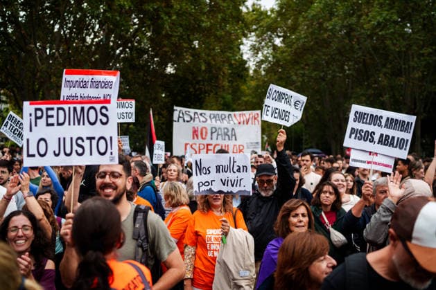 Housing Protest in Madrid: Several people hold signs with slogans such as We Demand Fairness, They Fine Us for Living, and Homes to Live In, Not for Speculation during the protest calling for a reduction in rental prices, on October 3, 2026, in Madrid, Spain. The Tenants’ Union organized the march to demand changes in housing policies and greater protection for renters. Prime Minister Pedro Sánchez, will spend the next few hours analyzing what happened yesterday, Friday, in Congress following the rejection of the two royal decrees on housing, and will be monitoring the public reaction in the streets to decide whether to ultimately call early general elections. OCTOBER 3, 2026, Madrid, Madrid, Spain  Copyright: xMatiasxChiofalox 7817361