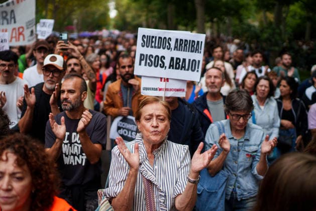 Housing Protest in Madrid: Several people hold a banner reading Wages Up, Rents Down during the protest demanding a reduction in housing rents, on October 3, 2026, in Madrid, Spain. The Tenants’ Union organized the march to demand changes in housing policies and greater protection for renters. Prime Minister Pedro Sánchez, will spend the next few hours analyzing what happened yesterday, Friday, in Congress following the rejection of the two royal decrees on housing, and will be monitoring public reaction in the streets to decide whether to ultimately call early general elections. OCTOBER 3, 2026, Madrid, Spain Copyright: xMatiasxChiofalox 7817381