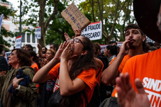 Housing Protest in Madrid: Several people during the protest demanding a reduction in rental prices, on October 3, 2026, in Madrid, Spain. The Tenants’ Union organized the march to demand changes in housing policies and greater protection for renters. Prime Minister Pedro Sánchez, will spend the next few hours analyzing what happened yesterday, Friday, in Congress following the rejection of the two royal decrees on housing, and will be monitoring the public reaction in the streets to decide whether to ultimately call early general elections. OCTOBER 3, 2026, Madrid, Madrid, Spain  Copyright: xMatiasxChiofalox 7817383
