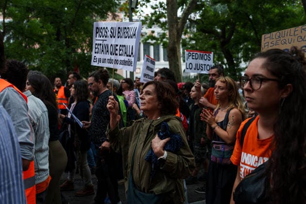 Housing Protest in Madrid: Several people during the protest demanding a reduction in rental prices, on October 3, 2026, in Madrid, Spain. The Tenants’ Union organized the march to demand changes in housing policies and greater protection for renters. Prime Minister Pedro Sánchez, will spend the next few hours analyzing what happened yesterday, Friday, in Congress following the rejection of the two royal decrees on housing, and will be monitoring the public reaction in the streets to decide whether to ultimately call early general elections. OCTOBER 3, 2026, Madrid, Madrid, Spain  Copyright: xMatiasxChiofalox 7817384