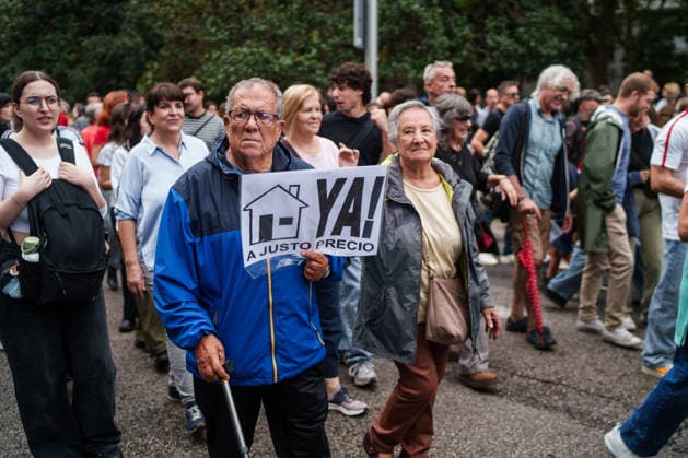 Housing Protest in Madrid: A large crowd gathered during the protest to demand a reduction in rental prices on October 3, 2026, in Madrid, Spain. The Tenants’ Union organized the march to demand changes in housing policies and greater protection for renters. Prime Minister Pedro Sánchez, will spend the next few hours analyzing what happened yesterday, Friday, in Congress following the rejection of the two royal decrees on housing, and will be monitoring the public reaction in the streets to decide whether to ultimately call early general elections. OCTOBER 3, 2026 Madrid, Spain  Copyright: xMatiasxChiofalox 7817545