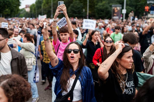 Housing Protest in Madrid: A large crowd gathered during the protest to demand a reduction in rental prices on October 3, 2026, in Madrid, Spain. The Tenants’ Union organized the march to demand changes in housing policies and greater protection for renters. Prime Minister Pedro Sánchez, will spend the next few hours analyzing what happened yesterday, Friday, in Congress following the rejection of the two royal decrees on housing, and will be monitoring the public reaction in the streets to decide whether to ultimately call early general elections. OCTOBER 3, 2026 Madrid, Spain  Copyright: xMatiasxChiofalox 7817546