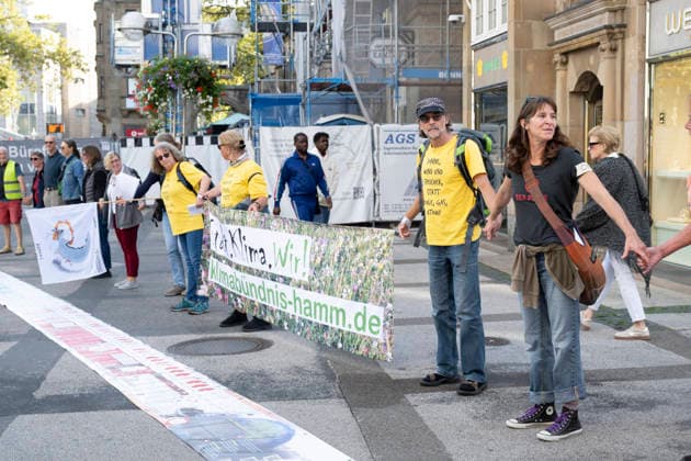 October 3, 2026 Press event: Es brennt initiative—human chain in Dortmund, Hansaplatz; participants on Westenhellweg, Dortmund; Hansaplatz and Westenhellweg, North Rhine-Westphalia, Germany
