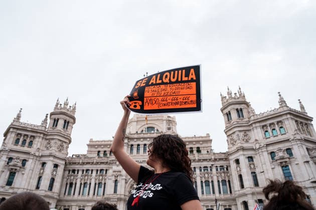 Housing Protest in Madrid A person holds a sign during the protest calling for a reduction in rental prices, on October 3, 2026, in Madrid, Spain. The Tenants’ Union organized the march to demand changes in housing policies and greater protection for renters. Prime Minister Pedro Sánchez, will spend the next few hours analyzing what happened yesterday, Friday, in Congress following the rejection of the two royal decrees on housing, and will be monitoring public reaction in the streets to decide whether to ultimately call a snap general election. OCTOBER 3, 2026, Madrid, Spain Copyright: xMatiasxChiofalox 7817622