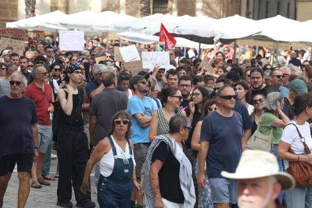 Cádiz Takes to the Streets for Decent Housing Photo of the protest in Cádiz for decent housing, organized by the Tenants Union October 3, 2026, in Cádiz, Andalusia, Spain October 3, 2026 Cádiz Cádiz Spain Copyright: xNachoxFradex 7817647