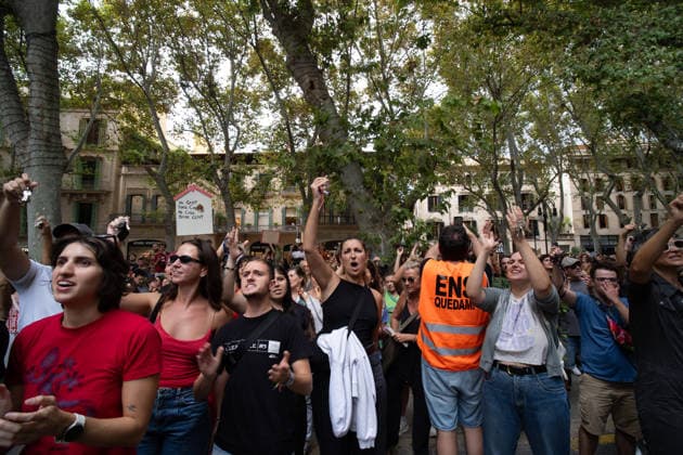 Housing Protest in Palma: A large crowd gathered during a protest to demand a reduction in housing rents on October 3, 2026, in Palma de Mallorca, Mallorca, Balearic Islands, Spain. The Tenants’ Union and PAH Mallorca (Platform of People Affected and Involved by Mortgages and Housing) have organized the march to demand changes in housing policies and greater protection for renters. Prime Minister Pedro Sánchez, will spend the next few hours analyzing what happened yesterday, Friday, in Congress following the rejection of the two royal decrees on housing, and will be monitoring public reaction in the streets to decide whether to ultimately call early general elections. OCTOBER 3, 2026 Javier Ferná Palma de Mallorca, Mallorca, Isl Palma de M Copyright: xJavierxFernandezx 7817670