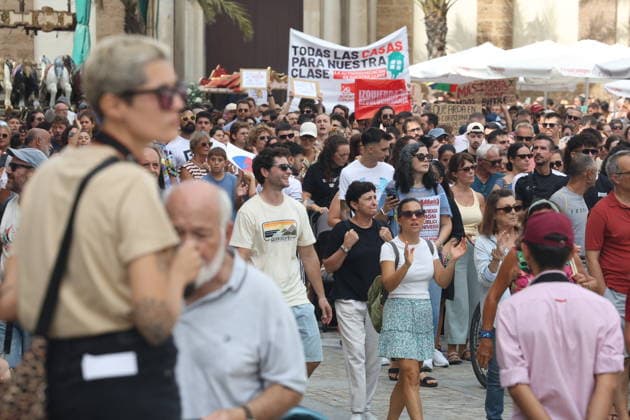 Cádiz Takes to the Streets for Decent Housing Photo of the protest in Cádiz for decent housing, organized by the Tenants Union October 3, 2026, in Cádiz, Andalusia, Spain October 3, 2026 Cádiz Cádiz Spain Copyright: xNachoxFradex 7817646
