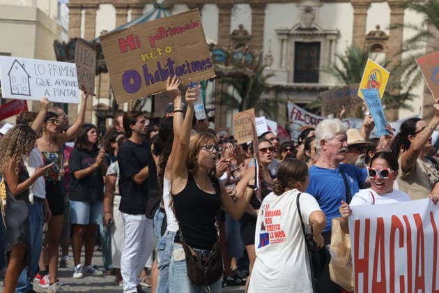 Cádiz Takes to the Streets for Decent Housing Photo of the protest in Cádiz for decent housing, organized by the Tenants Union October 3, 2026, in Cádiz, Andalusia, Spain October 3, 2026 Cádiz Cádiz Spain Copyright: xNachoxFradex 7817651