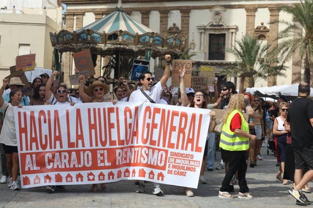 Cádiz Takes to the Streets for Decent Housing Photo of the protest in Cádiz for decent housing, organized by the Tenants Union October 3, 2026, in Cádiz, Andalusia, Spain October 3, 2026 Cádiz Cádiz Spain Copyright: xNachoxFradex 7817653