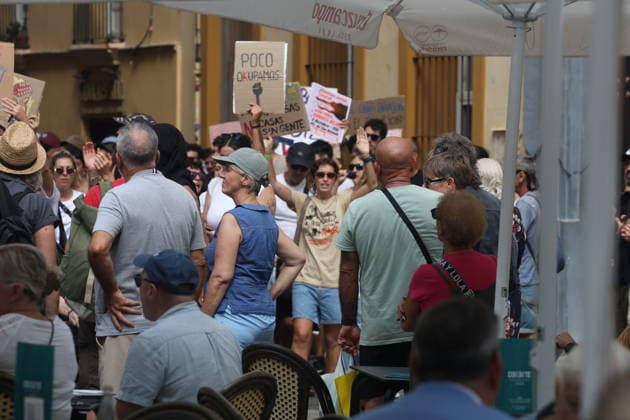 Cádiz Takes to the Streets for Decent Housing Photo of the protest in Cádiz for decent housing, organized by the Tenants Union October 3, 2026, in Cádiz, Andalusia, Spain October 3, 2026 Cádiz Cádiz Spain Copyright: xNachoxFradex 7817655