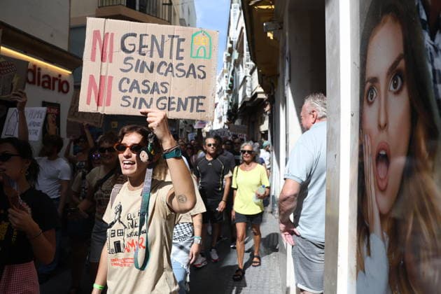 Cádiz Takes to the Streets for Decent Housing Photo of the protest in Cádiz for decent housing, organized by the Tenants Union October 3, 2026, in Cádiz, Andalusia, Spain October 3, 2026 Cádiz Cádiz Spain Copyright: xNachoxFradex 7817656
