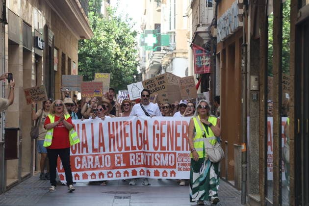 Cádiz Takes to the Streets for Decent Housing Photo of the protest in Cádiz for decent housing, organized by the Tenants Union October 3, 2026, in Cádiz, Andalusia, Spain October 3, 2026 Cádiz Cádiz Spain Copyright: xNachoxFradex 7817657