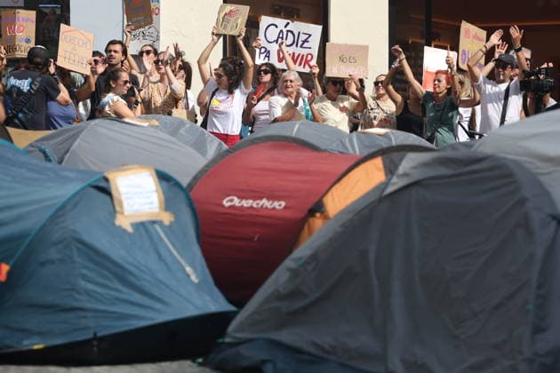 Cádiz Takes to the Streets for Decent Housing Photo of the protest in Cádiz for decent housing, organized by the Tenants Union October 3, 2026, in Cádiz, Andalusia, Spain October 3, 2026 Cádiz Cádiz Spain Copyright: xNachoxFradex 7817658