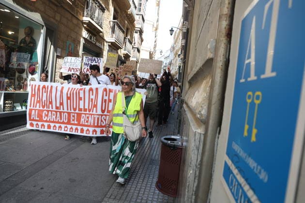 Cádiz Takes to the Streets for Decent Housing Photo of the protest in Cádiz for decent housing, organized by the Tenants Union October 3, 2026, in Cádiz, Andalusia, Spain October 3, 2026 Cádiz Cádiz Spain Copyright: xNachoxFradex 7817661