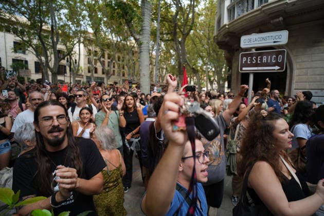 Housing Protest in Palma: A large crowd gathered during a protest to demand a reduction in housing rents on October 3, 2026, in Palma de Mallorca, Mallorca, Balearic Islands, Spain. The Tenants’ Union and PAH Mallorca (Platform of People Affected and Involved by Mortgages and Housing) have organized the march to demand changes in housing policies and greater protection for renters. Prime Minister Pedro Sánchez, will spend the next few hours analyzing what happened yesterday, Friday, in Congress following the rejection of the two royal decrees on housing, and will be monitoring the public reaction in the streets to decide whether to ultimately call early general elections. OCTOBER 3, 2026 Javier Ferná Palma de Mallorca, Mallorca, Isl Palma Copyright: xJavierxFernandezx 7817674