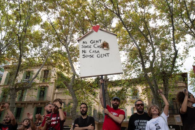 Housing Protest in Palma: A large crowd gathered during a protest to demand a reduction in housing rents on October 3, 2026, in Palma de Mallorca, Mallorca, Balearic Islands, Spain. The Tenants’ Union and PAH Mallorca (Platform of People Affected and Involved by Mortgages and Housing) have organized the march to demand changes in housing policies and greater protection for renters. Prime Minister Pedro Sánchez, will spend the next few hours analyzing what happened yesterday, Friday, in Congress following the rejection of the two royal decrees on housing, and will be monitoring the public reaction in the streets to decide whether to ultimately call early general elections. OCTOBER 3, 2026 Javier Ferná Palma de Mallorca, Mallorca, Isl Palma Copyright: xJavierxFernandezx 7817676