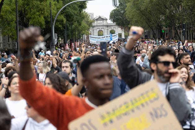Housing Protest in Madrid: A large crowd gathered during the protest to demand a reduction in rental prices on October 3, 2026, in Madrid, Spain. The Tenants’ Union organized the march to demand changes in housing policies and greater protection for renters. Prime Minister Pedro Sánchez, will spend the next few hours analyzing what happened yesterday, Friday, in Congress following the rejection of the two royal decrees on housing, and will be monitoring the public reaction in the streets to decide whether to ultimately call early general elections. OCTOBER 3, 2026 Ananda Manjó Madrid, Madrid, Spain Copyright: xAnandaxManjonx 7817708