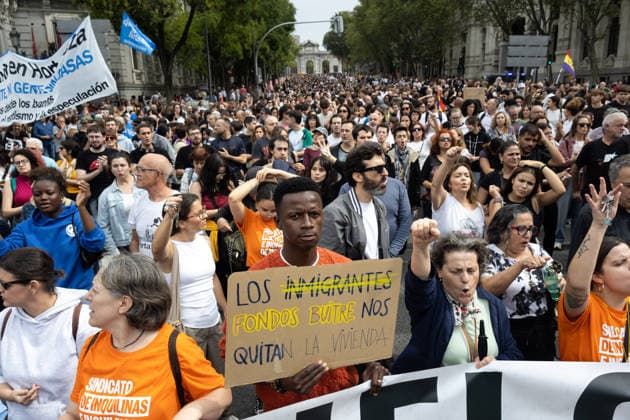 Housing Protest in Madrid: A large crowd gathered during the protest to demand a reduction in rental prices on October 3, 2026, in Madrid, Spain. The Tenants’ Union organized the march to demand changes in housing policies and greater protection for renters. Prime Minister Pedro Sánchez, will spend the next few hours analyzing what happened yesterday, Friday, in Congress following the rejection of the two royal decrees on housing, and will be monitoring the public reaction in the streets to decide whether to ultimately call early general elections. OCTOBER 3, 2026 Ananda Manjó Madrid, Madrid, Spain Copyright: xAnandaxManjonx 7817709