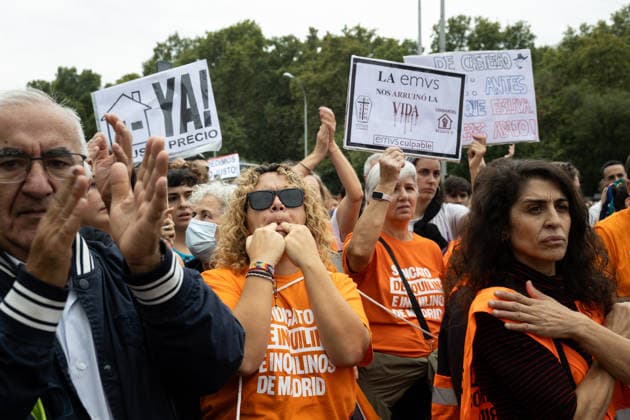 Housing Protest in Madrid: A large crowd gathered during the protest to demand a reduction in rental prices on October 3, 2026, in Madrid, Spain. The Tenants’ Union organized the march to demand changes in housing policies and greater protection for renters. Prime Minister Pedro Sánchez, will spend the next few hours analyzing what happened yesterday, Friday, in Congress following the rejection of the two royal decrees on housing, and will be monitoring the public reaction in the streets to decide whether to ultimately call early general elections. OCTOBER 3, 2026 Ananda Manjó Madrid, Madrid, Spain Copyright: xAnandaxManjonx 7817710