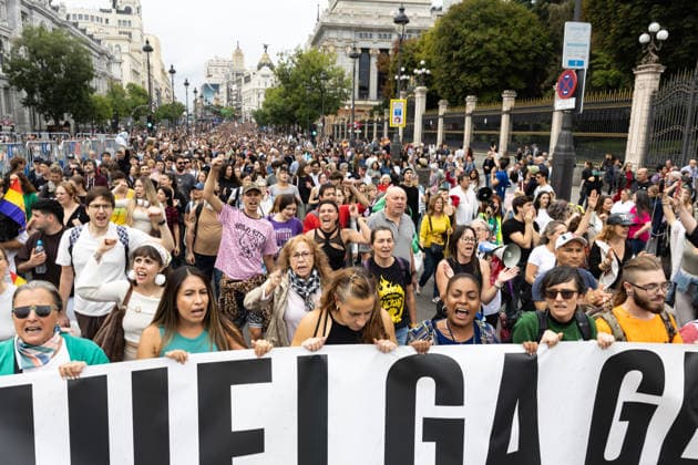 Housing Protest in Madrid: A large crowd gathered during the protest to demand a reduction in rental prices on October 3, 2026, in Madrid, Spain. The Tenants’ Union organized the march to demand changes in housing policies and greater protection for renters. Prime Minister Pedro Sánchez, will spend the next few hours analyzing what happened yesterday, Friday, in Congress following the rejection of the two royal decrees on housing, and will be monitoring the public reaction in the streets to decide whether to ultimately call early general elections. OCTOBER 3, 2026 Ananda Manjó Madrid, Spain Copyright: xAnandaxManjonx 7817823