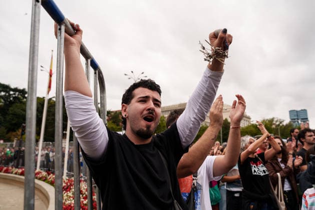 Housing Protest in Madrid: A large crowd gathered during the protest to demand a reduction in rental prices on October 3, 2026, in Madrid, Spain. The Tenants’ Union organized the march to demand changes in housing policies and greater protection for renters. Prime Minister Pedro Sánchez, will spend the next few hours analyzing what happened yesterday, Friday, in Congress following the rejection of the two royal decrees on housing, and will be monitoring the public reaction in the streets to decide whether to ultimately call early general elections. OCTOBER 3, 2026 Madrid, Spain Copyright: xMatiasxChiofalox 7817826