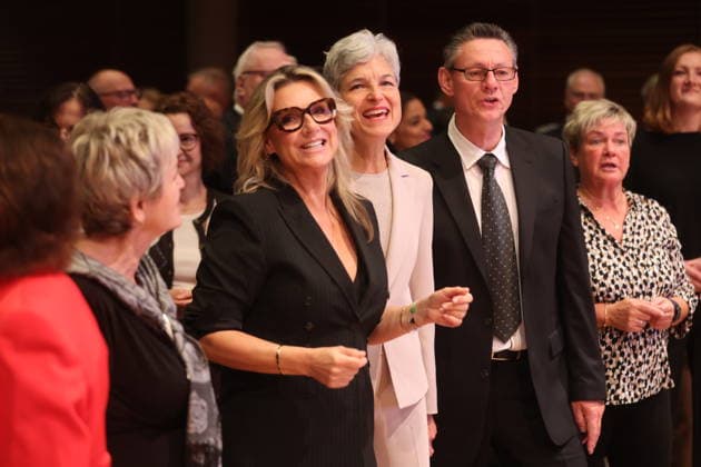 Weimar Prize Awarded to Ute Freudenberg Weimar, October 3, 2026 Weimar Prize Awarded to Ute Freudenberg, pictured here with the presenter. The award ceremo Copyright: xMatthiasxGränzdörferx