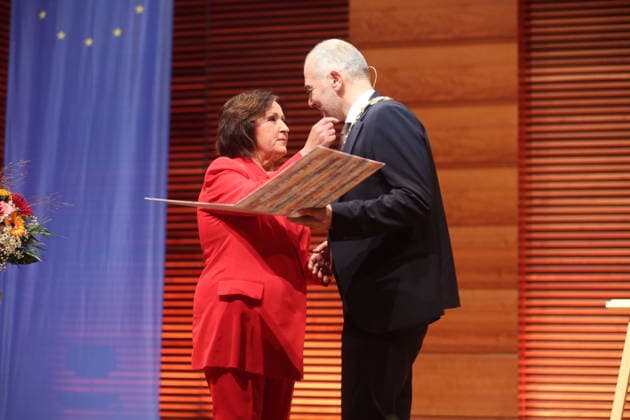 Weimar Prize Awarded to Ute Freudenberg Weimar, October 3, 2026 Weimar Prize Awarded to Ute Freudenberg, pictured here with Mayor Peter Copyright: xMatthiasxGränzdörferx