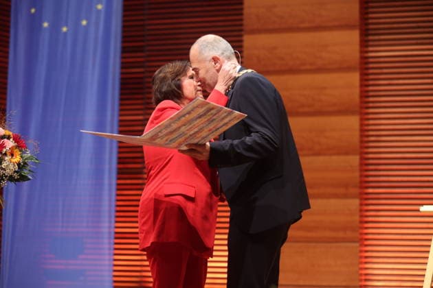 Weimar Prize Awarded to Ute Freudenberg Weimar, October 3, 2026 Weimar Prize Awarded to Ute Freudenberg, pictured here with Mayor Peter Copyright: xMatthiasxGränzdörferx